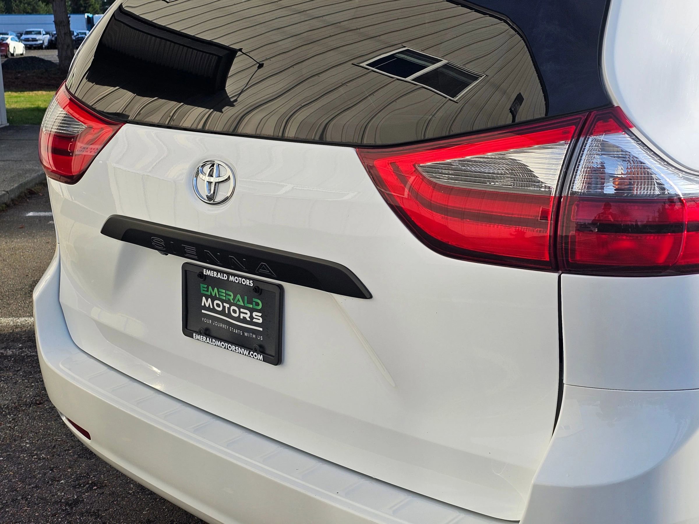 Used 2020 Toyota Sienna L image 15