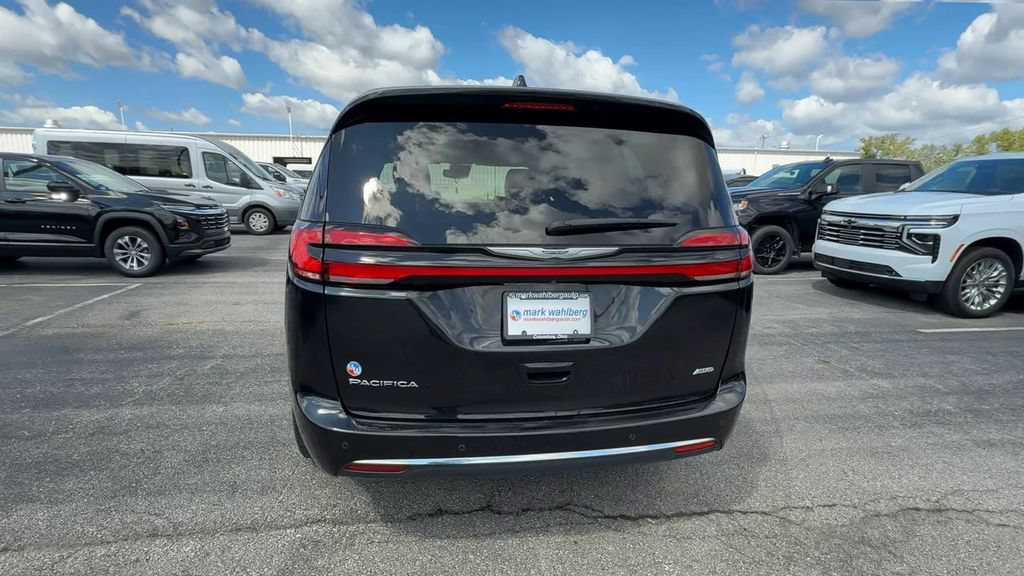 Used 2023 Chrysler Pacifica Touring-L AWD/4WD image 7