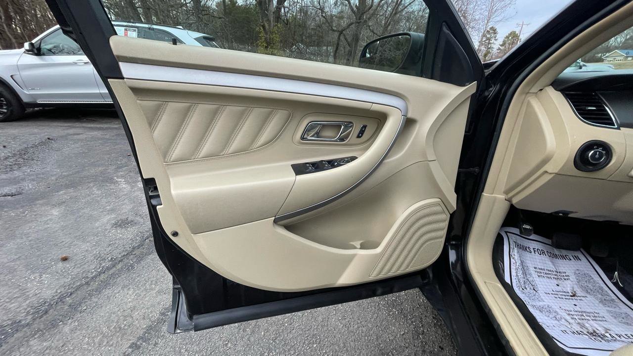 Used 2017 Ford Taurus SE image 16