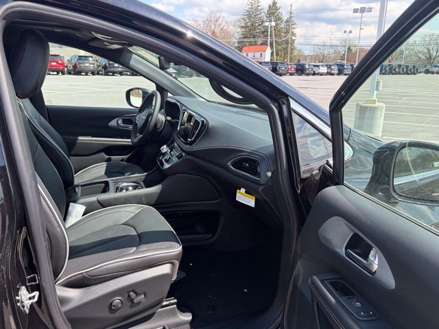 New 2026 Chrysler Pacifica Limited FWD image 26