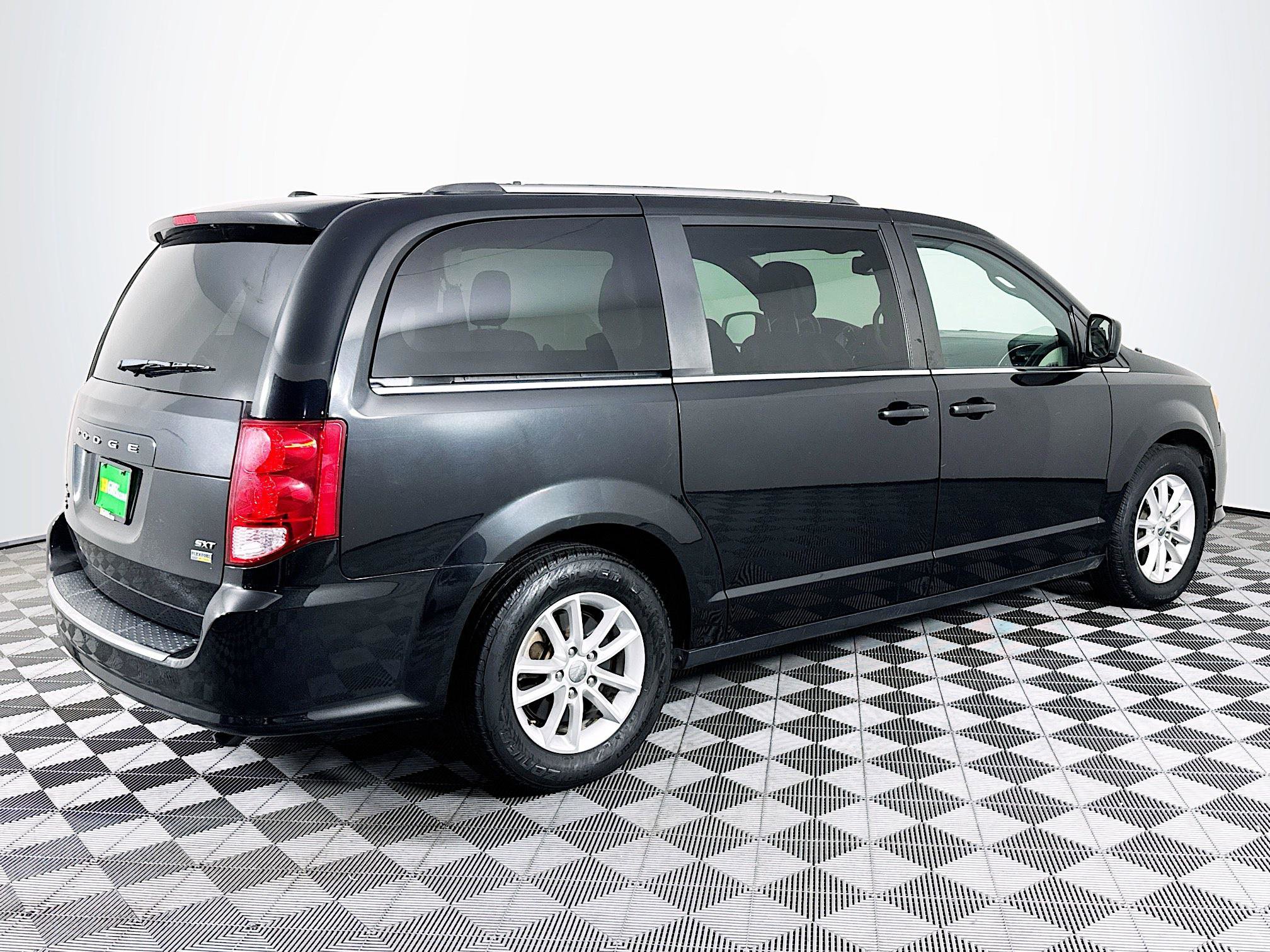 Used 2019 Dodge Grand Caravan SXT image 10