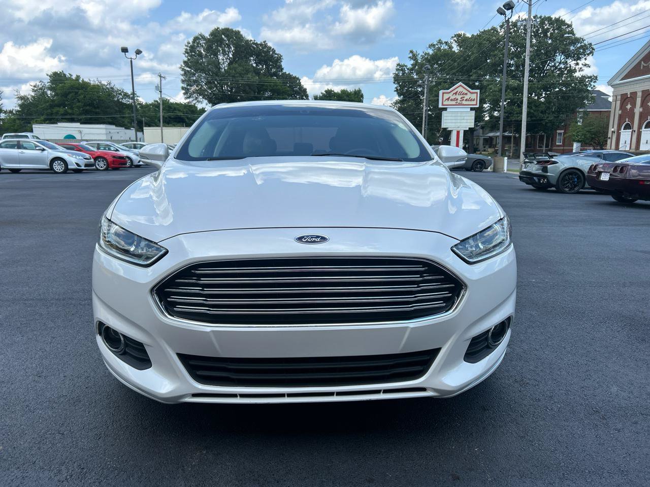 Used 2014 Ford Fusion SE w/ Equipment Group 202A FWD image 2