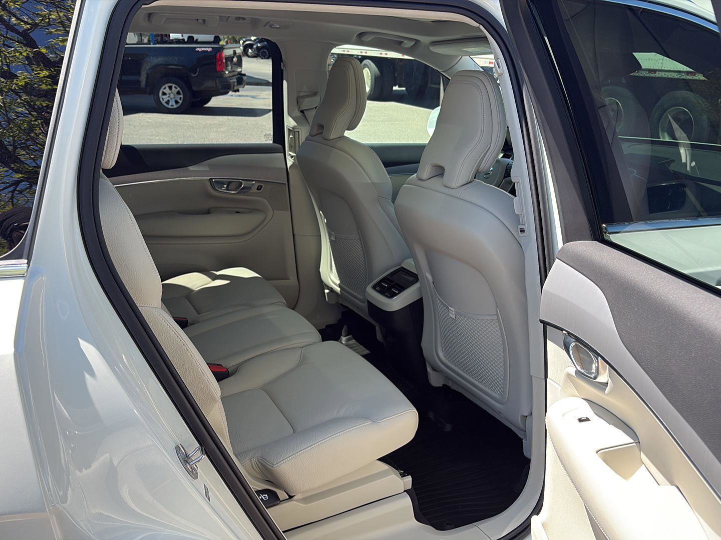 Used 2025 Volvo XC90 B5 Core w/ Climate Package AWD/4WD image 16