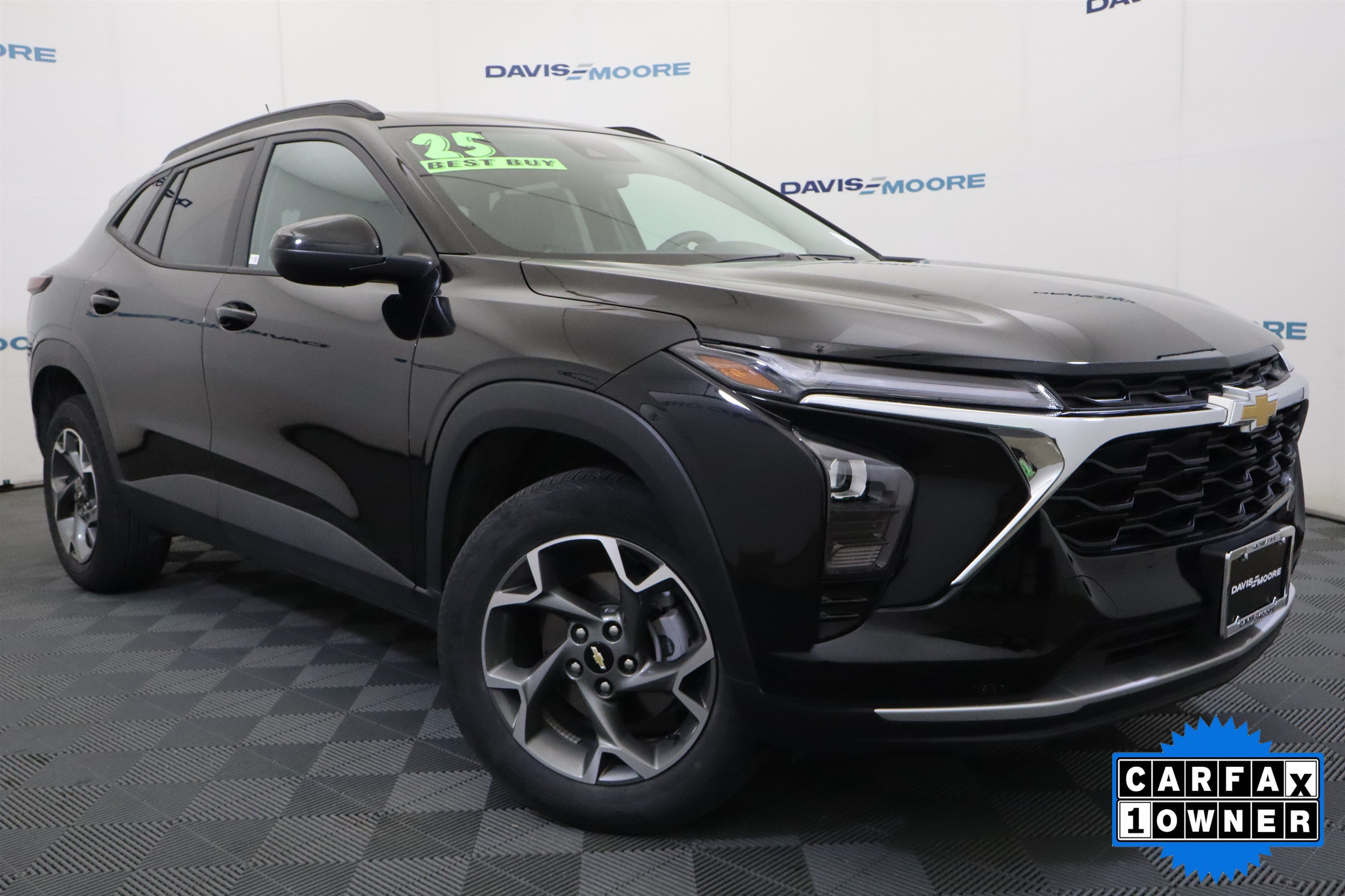 Used 2025 Chevrolet Trax LT FWD image 2