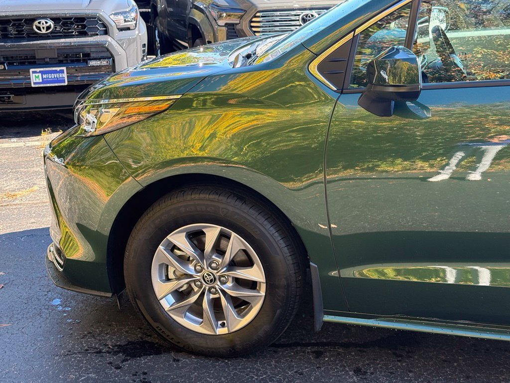 Used 2026 Toyota Sienna XLE AWD/4WD image 2