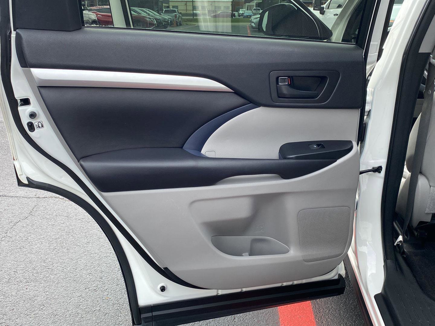 Used 2016 Toyota Highlander Plus FWD image 39