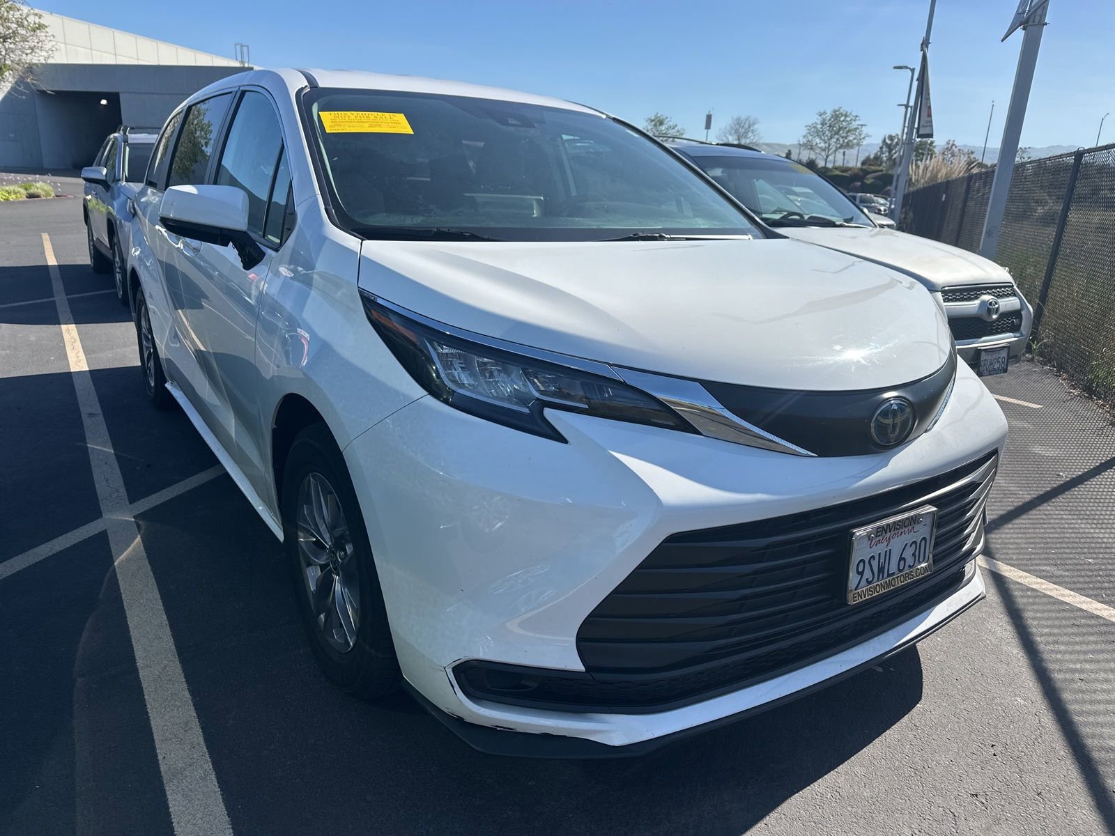 Used 2023 Toyota Sienna LE image 1