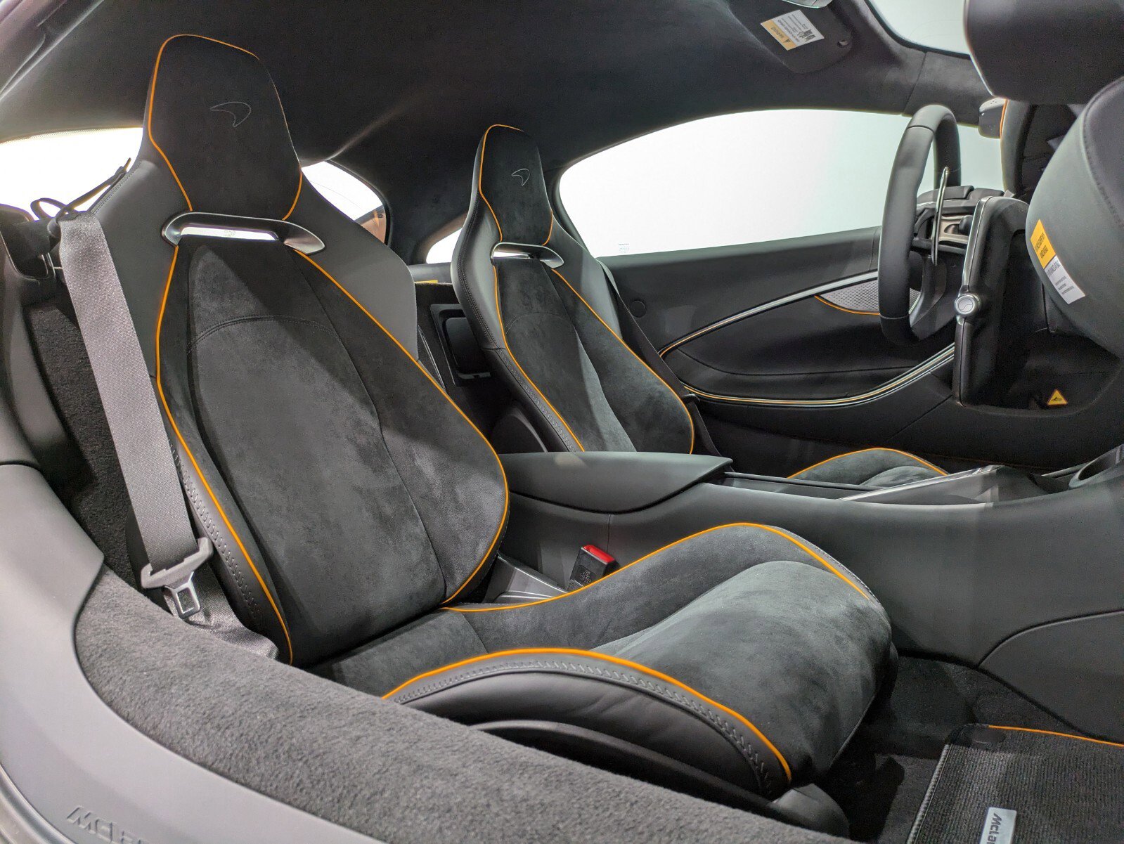 Used 2025 McLaren Artura image 19