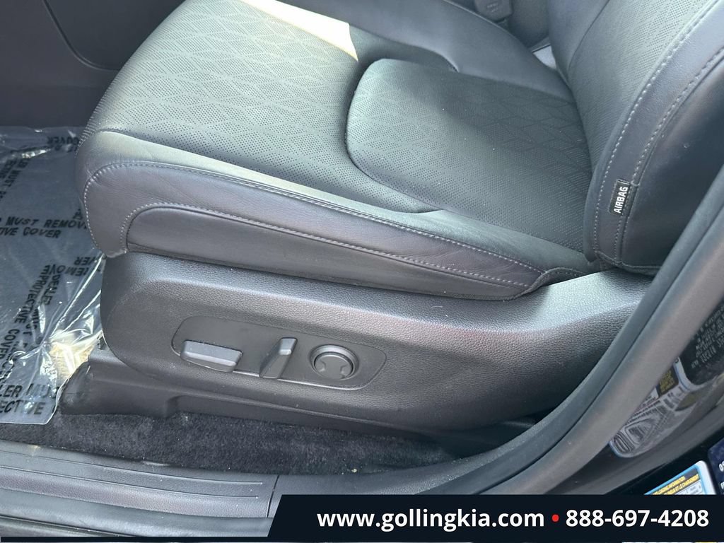 Certified 2024 Kia Carnival LX FWD image 17