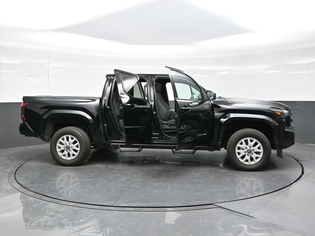 Used 2025 Toyota Tacoma SR5 AWD/4WD image 40