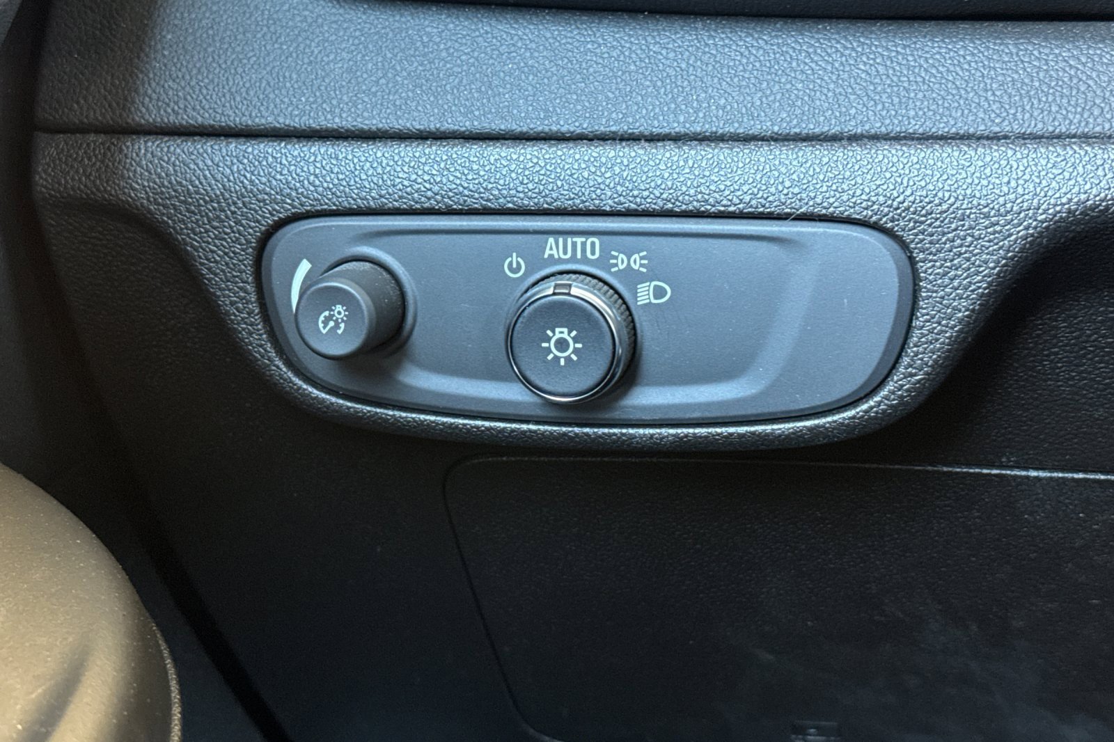 Used 2023 Chevrolet Bolt EUV LT w/ Comfort Package image 38