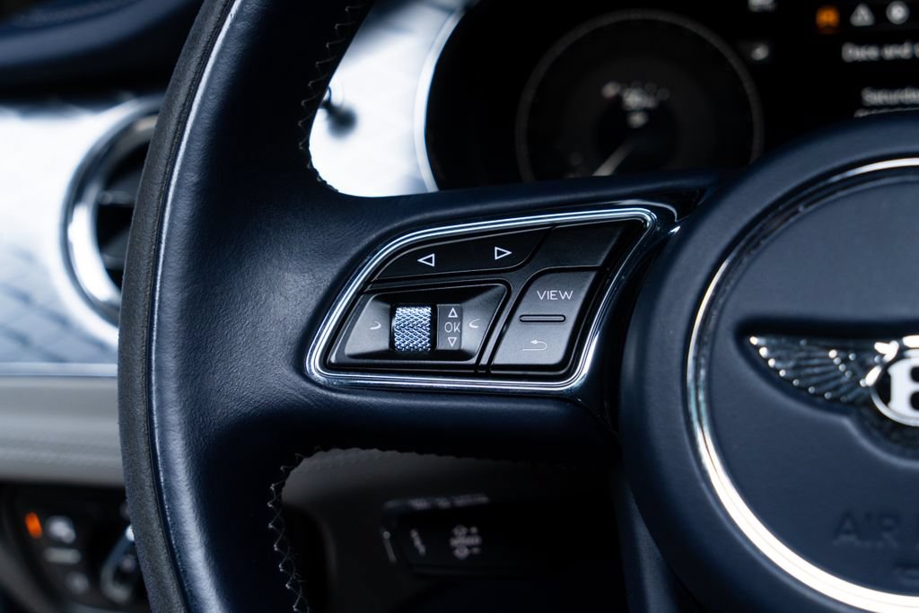 Used 2022 Bentley Bentayga AWD/4WD image 30