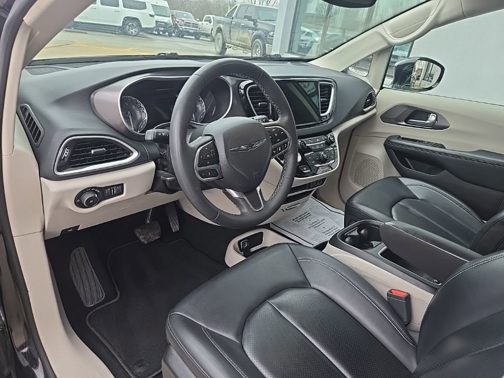 Used 2024 Chrysler Pacifica Touring-L FWD image 29