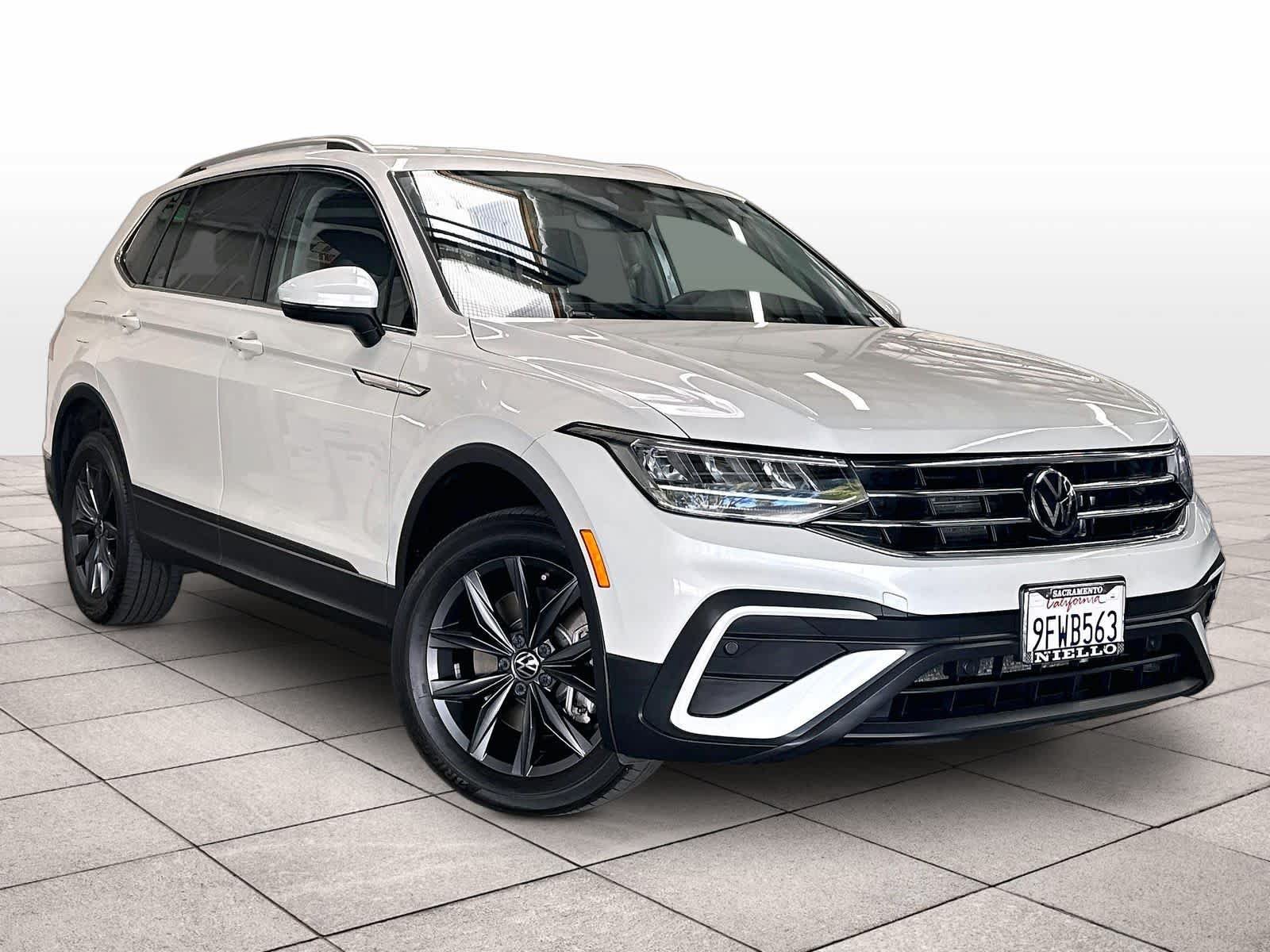 Used 2023 Volkswagen Tiguan SE AWD/4WD image 3
