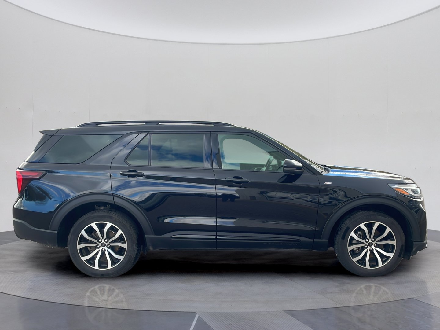 Certified 2025 Ford Explorer ST-Line AWD/4WD image 7