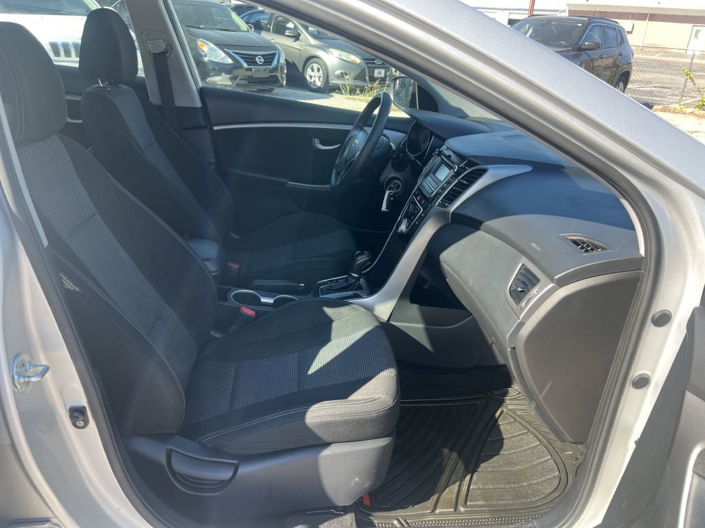 Used 2017 Hyundai Elantra GT image 15