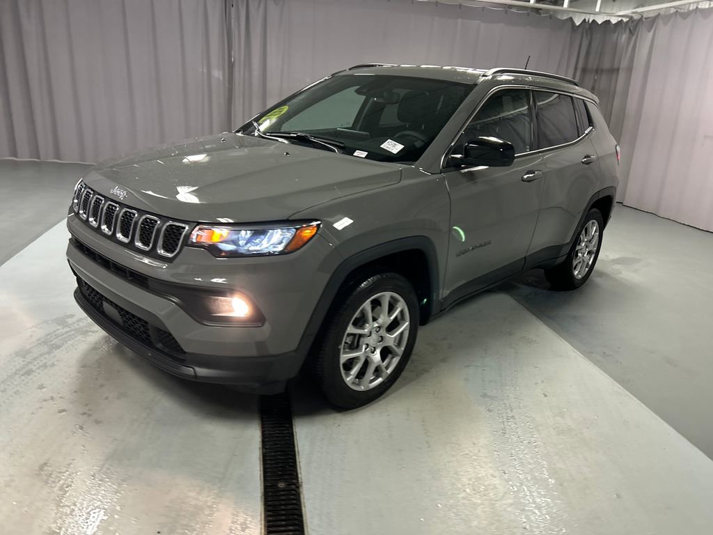 Used 2024 Jeep Compass Latitude image 3