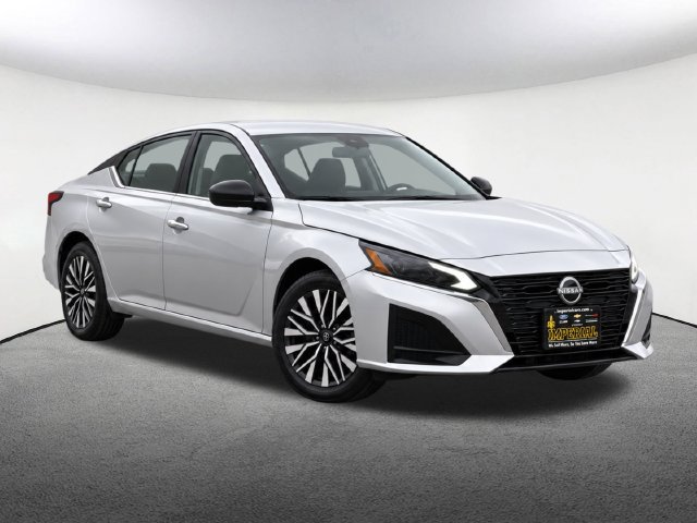 Used 2024 Nissan Altima 2.5 SV AWD/4WD image 2