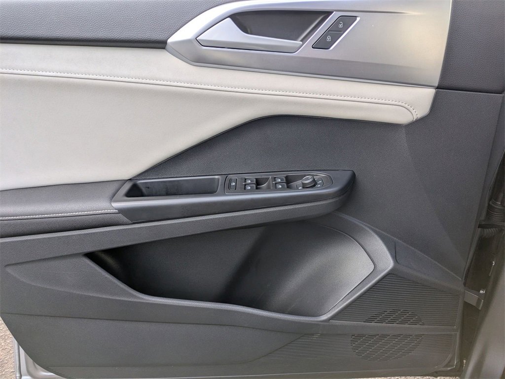 Used 2025 Volkswagen Taos SE image 19