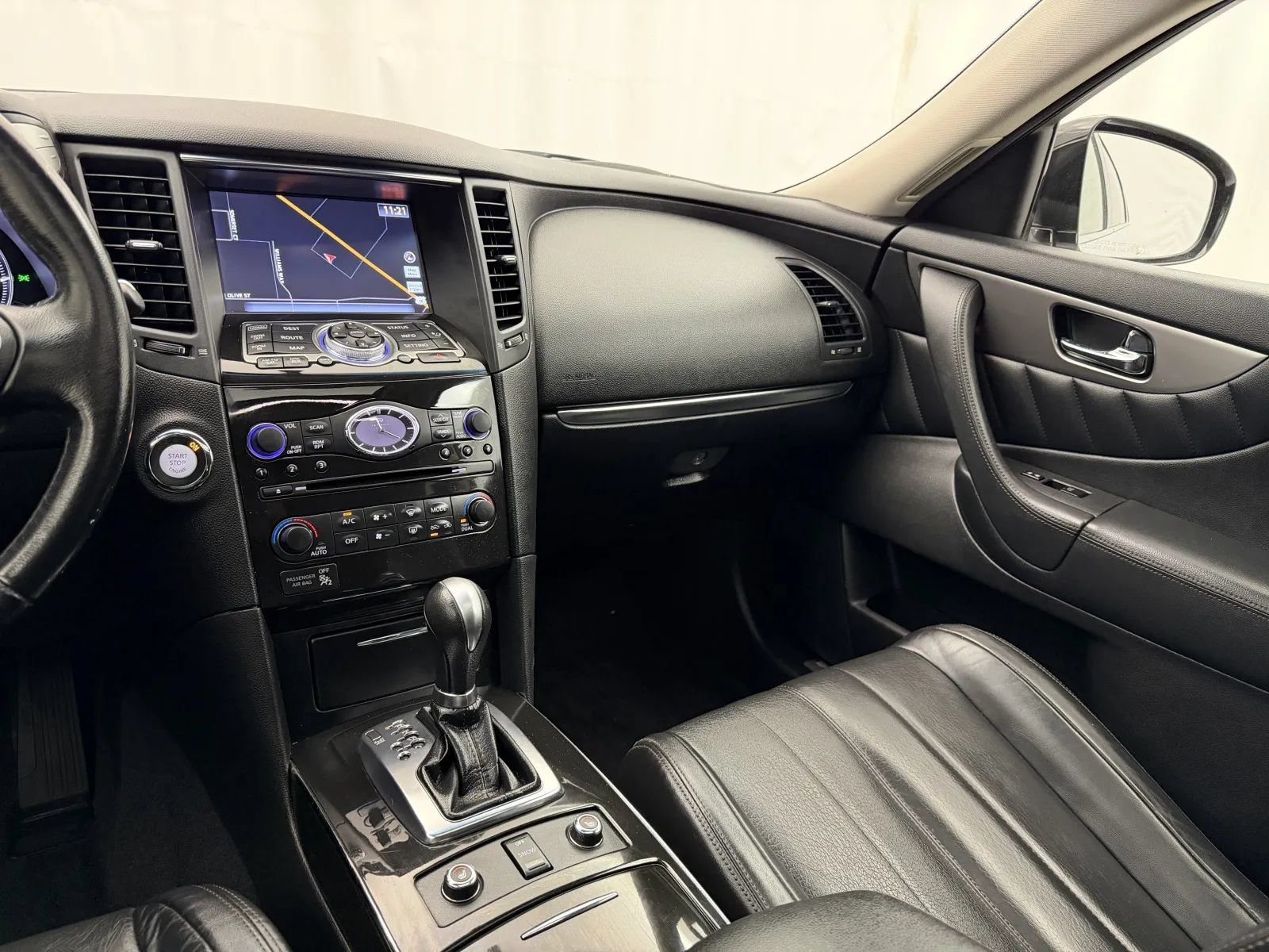 Used 2017 INFINITI QX70 AWD w/ Premium Package image 15