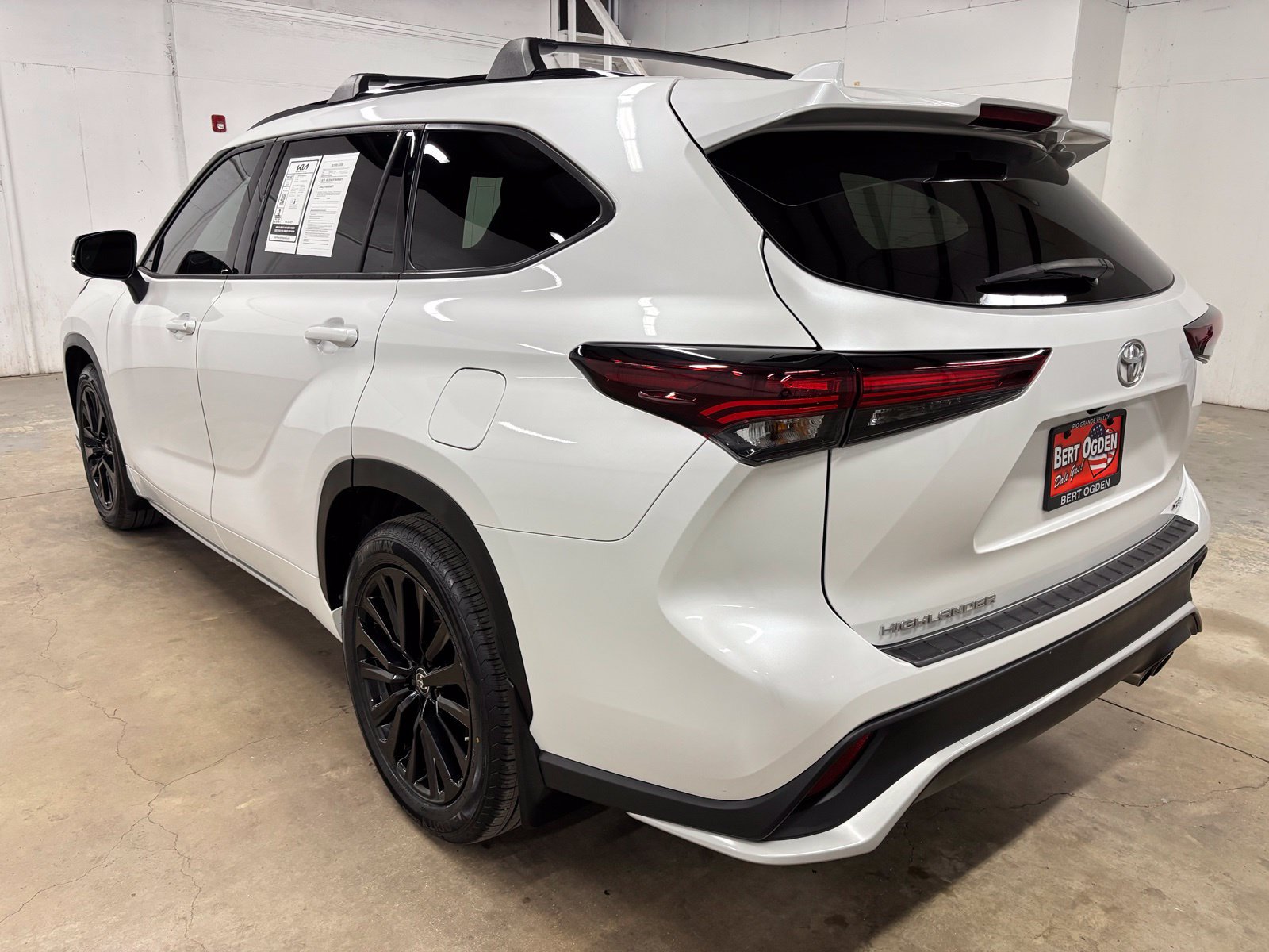 Used 2024 Toyota Highlander XSE FWD image 4