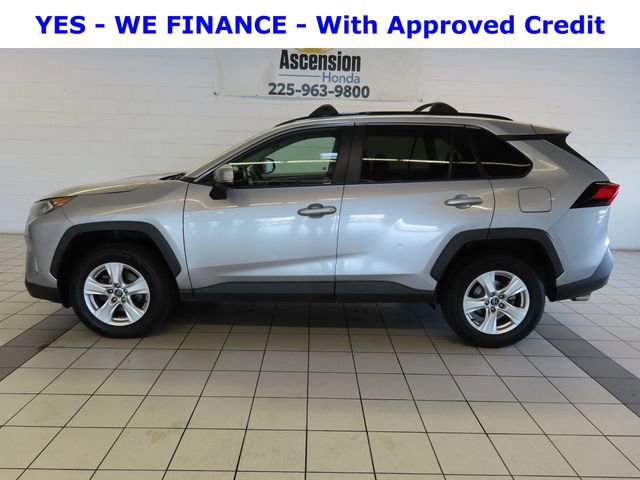 Used 2020 Toyota RAV4 XLE w/ Convenience Package image 3