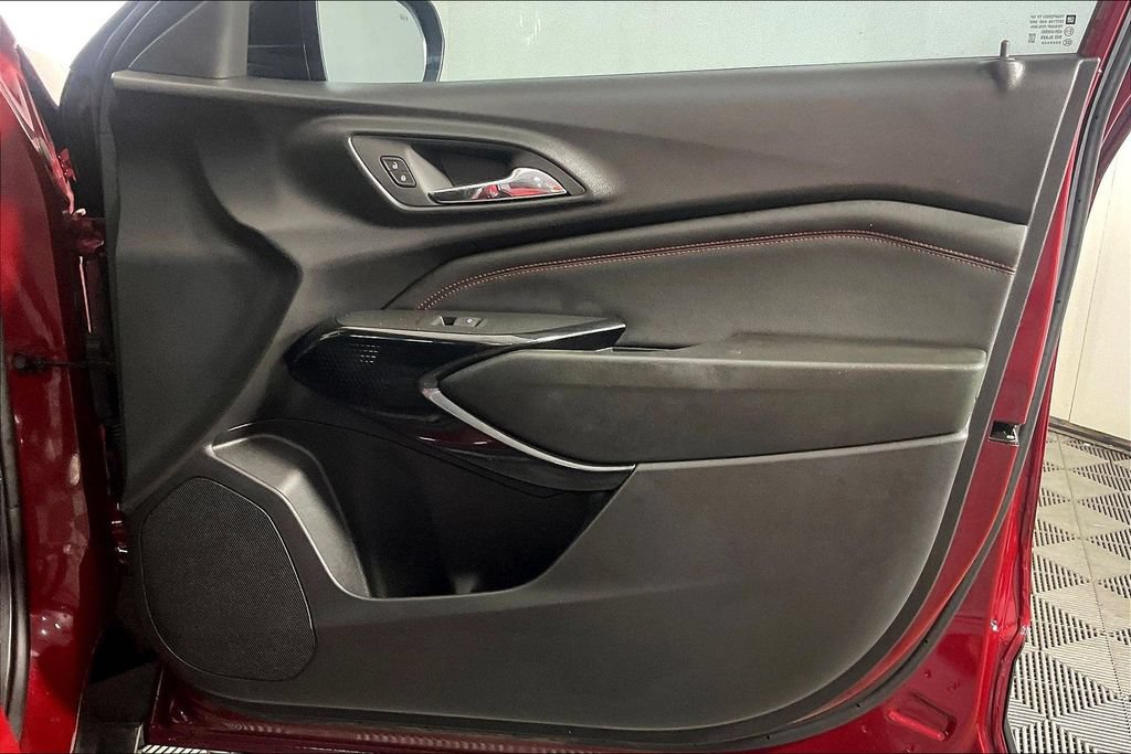 Used 2025 Chevrolet Trax RS w/ Sunroof Package FWD image 22