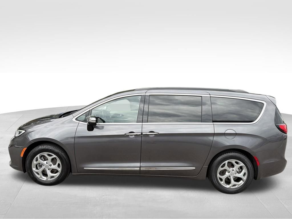Used 2023 Chrysler Pacifica Limited FWD image 2