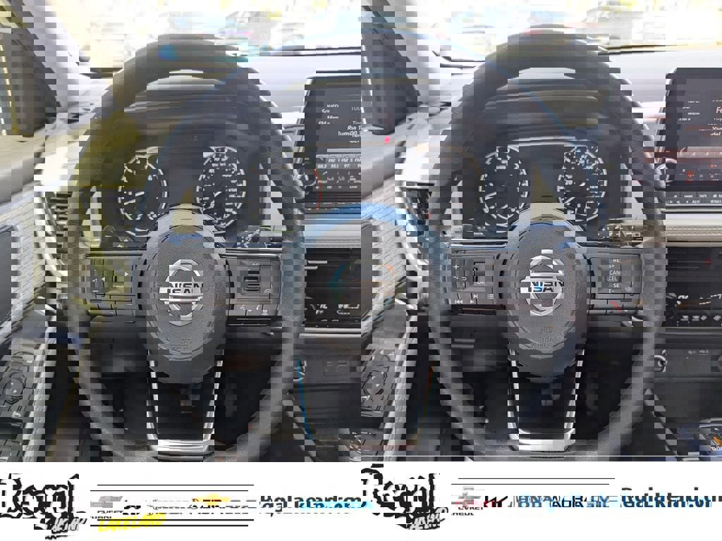 Used 2021 Nissan Rogue SV image 11