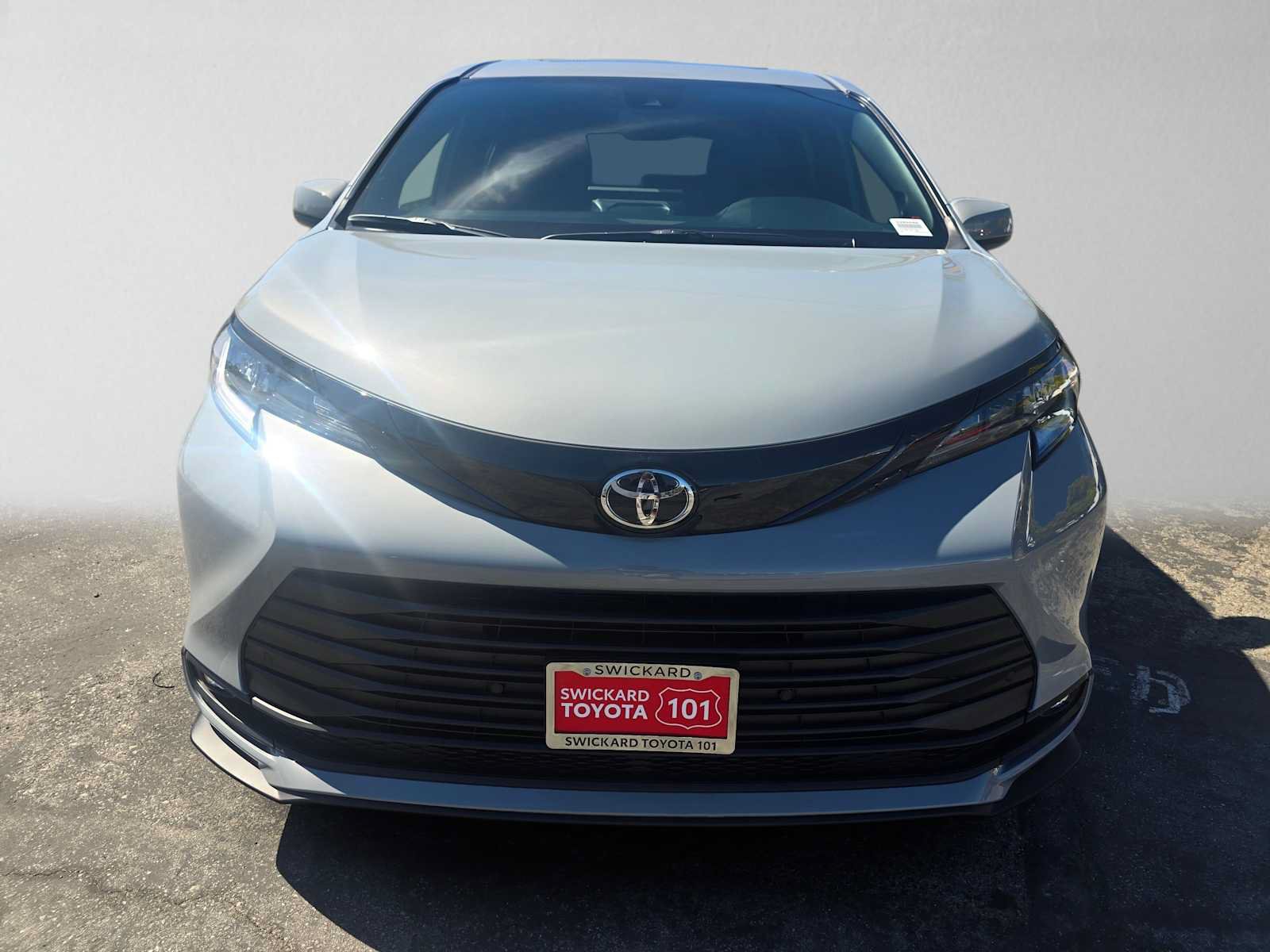 New 2026 Toyota Sienna XLE Woodland Edition AWD/4WD image 8