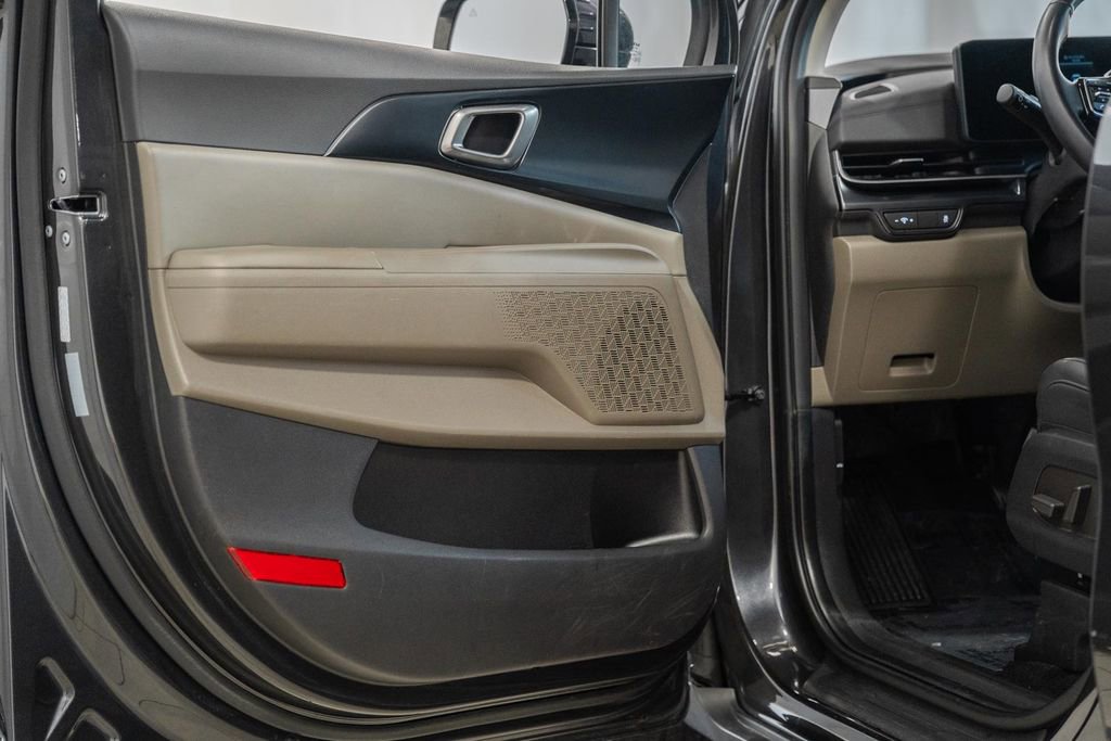 Used 2025 Kia Carnival FWD image 39
