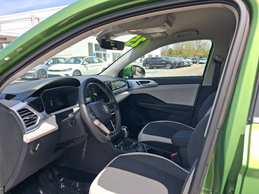 Used 2025 Volkswagen Taos SE AWD/4WD image 2