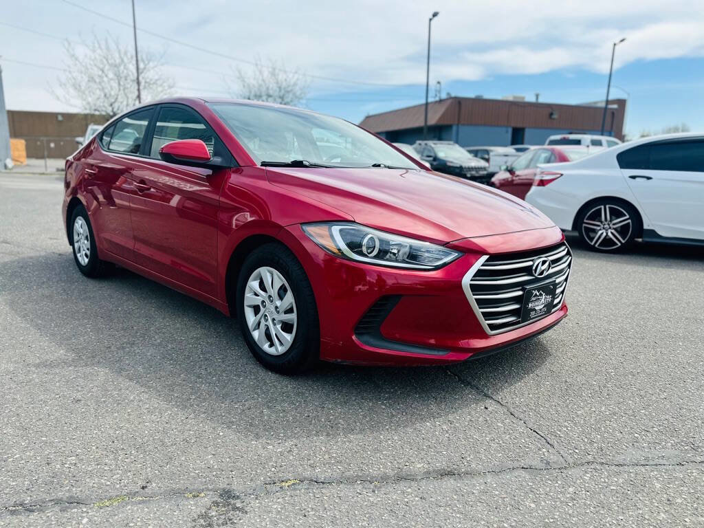 Used 2017 Hyundai Elantra SE image 1