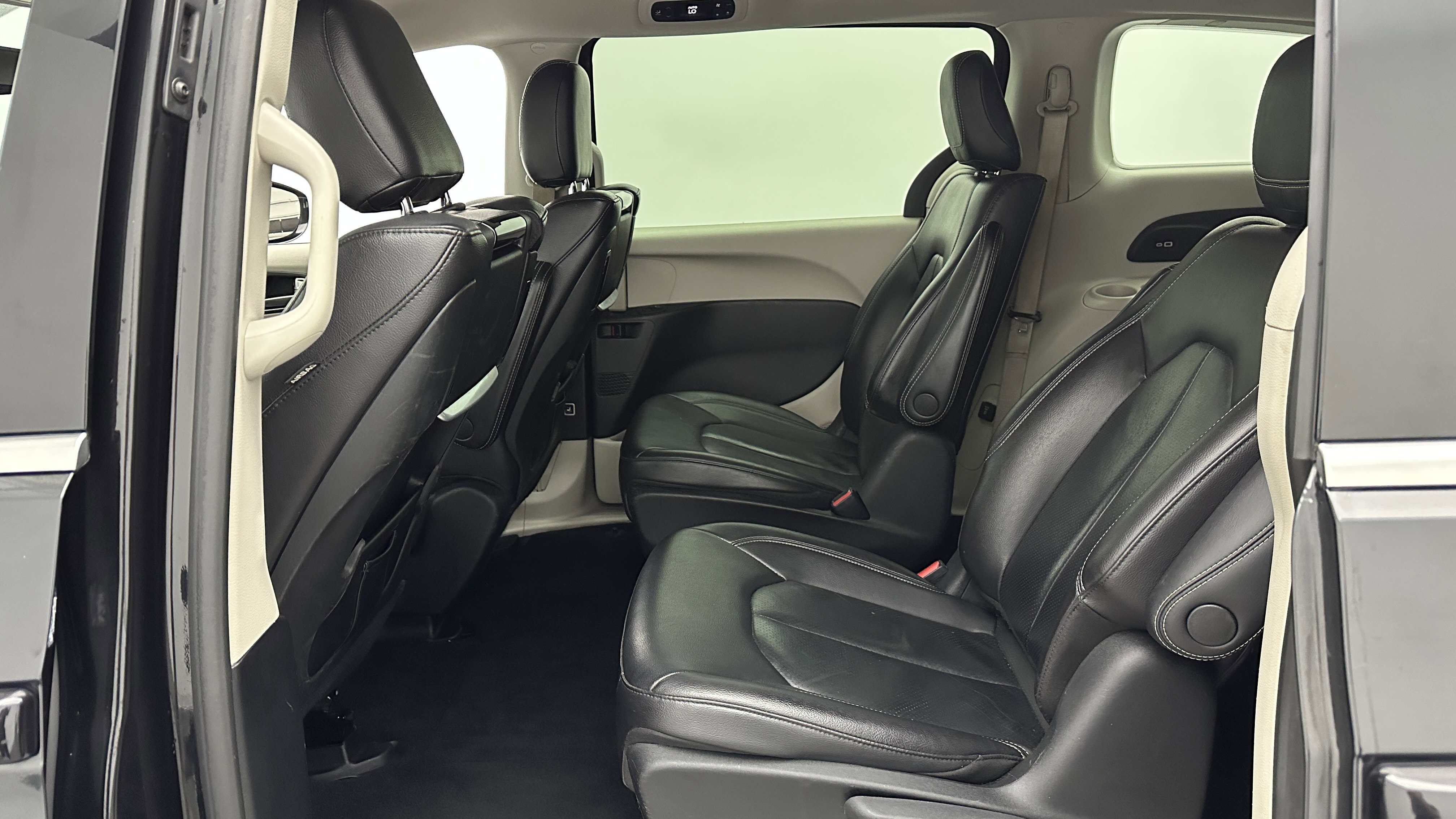 Used 2022 Chrysler Pacifica Touring-L w/ Uconnect Theater Family Group image 23