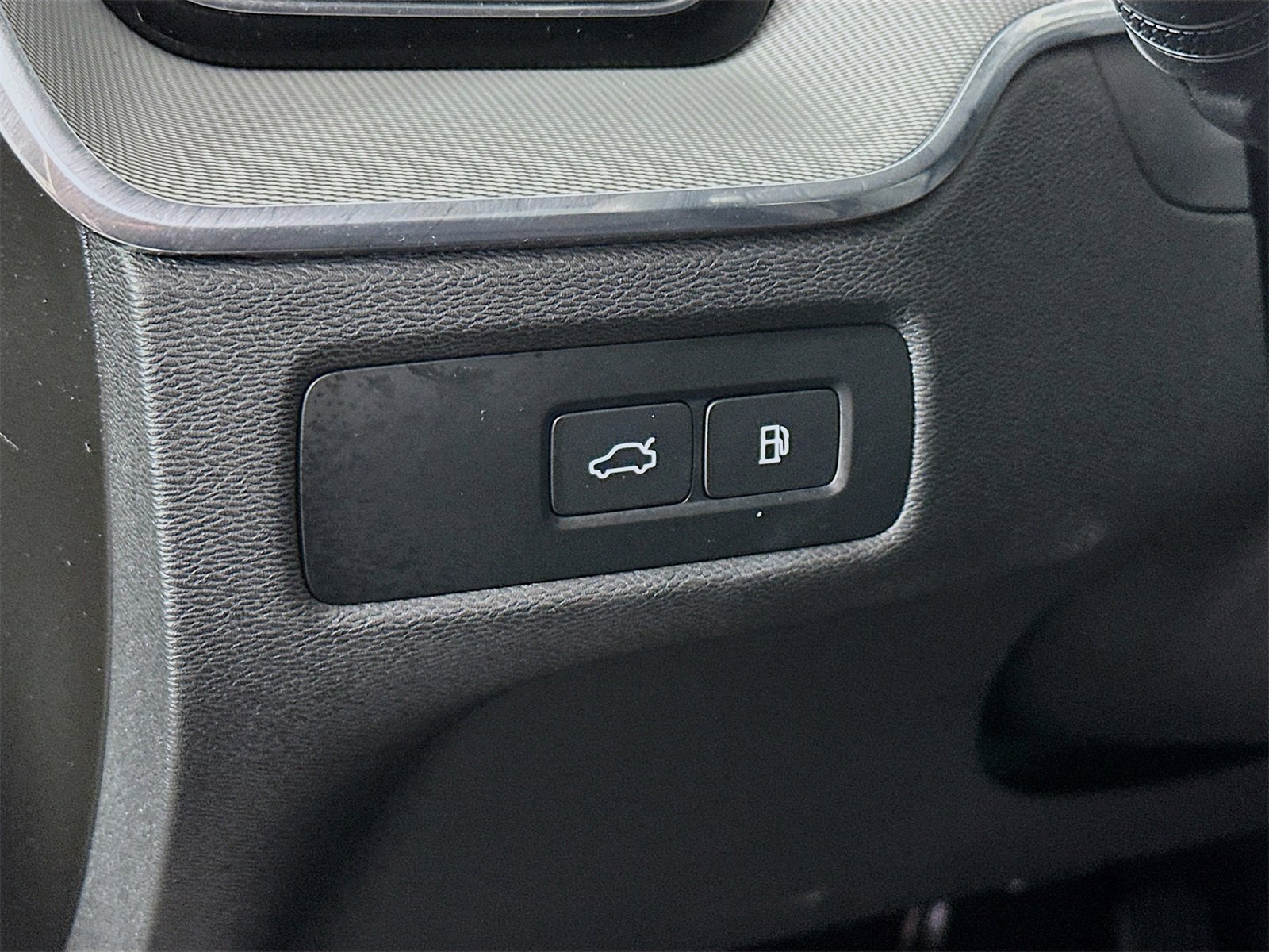 Used 2024 Volvo XC60 T8 Ultimate w/ Protection Package Premier image 10