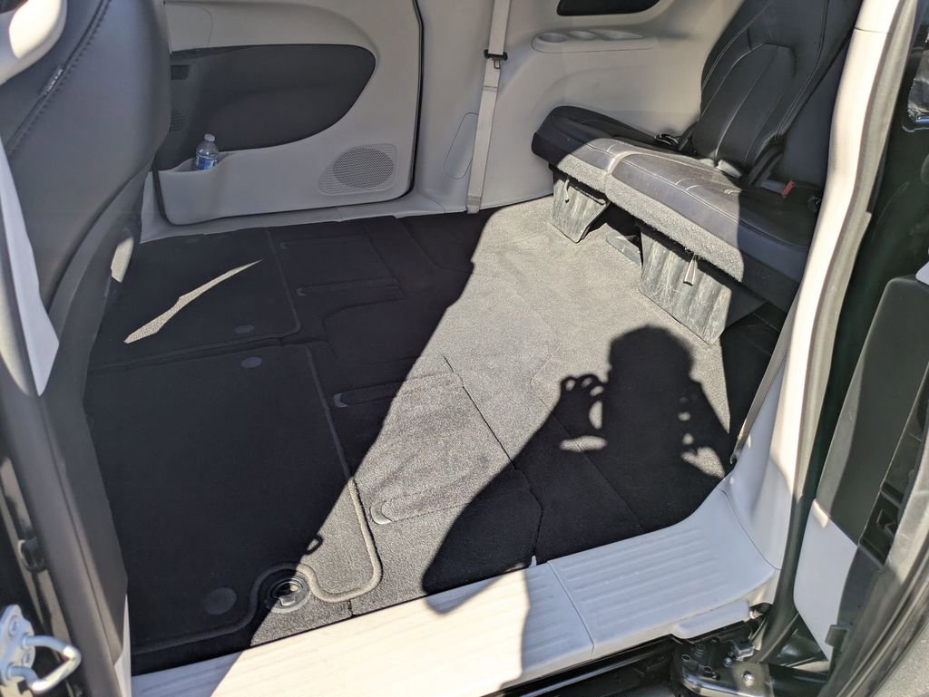 Used 2023 Chrysler Pacifica Touring-L image 25