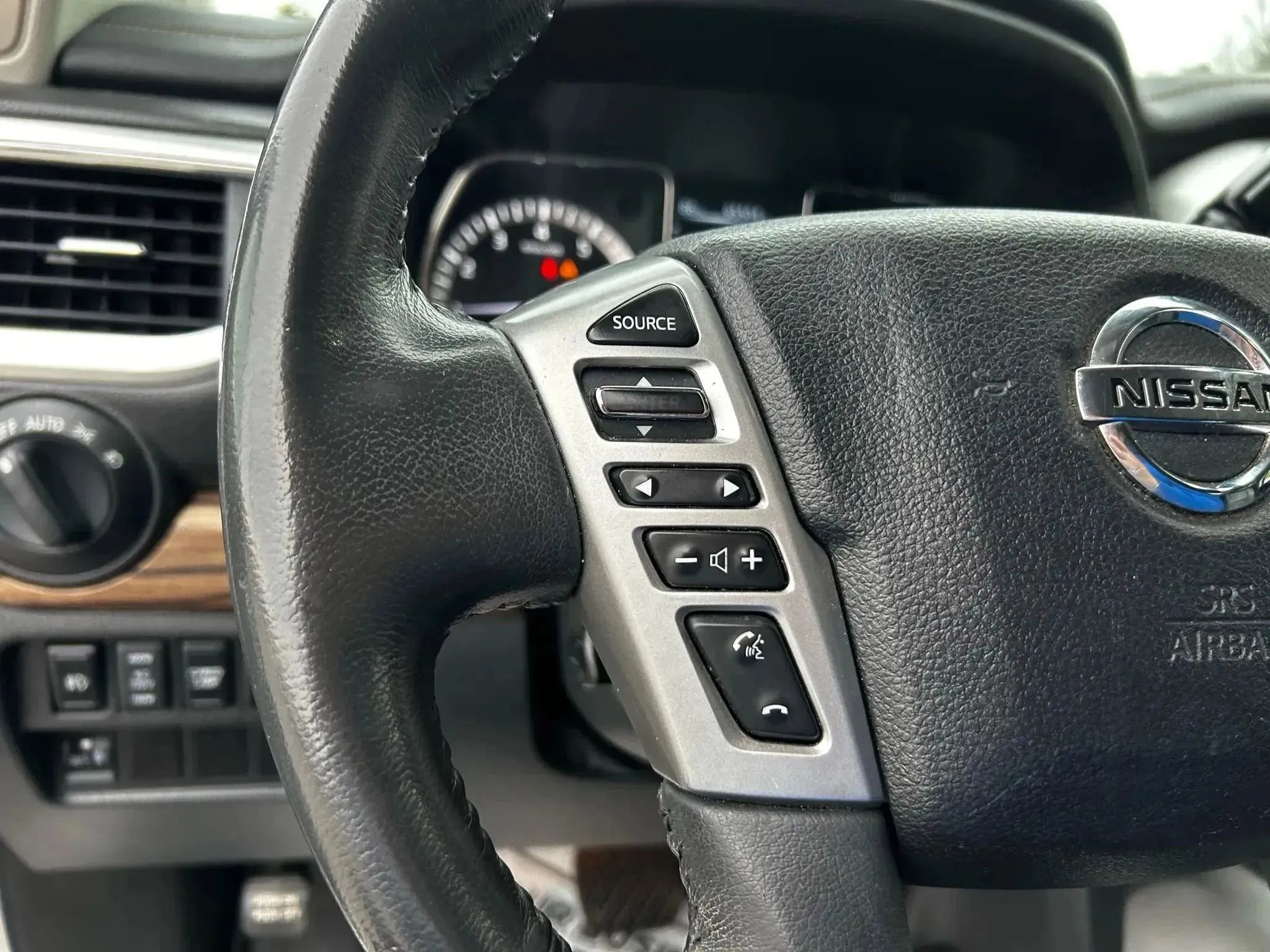 Used 2017 Nissan Titan SL image 19