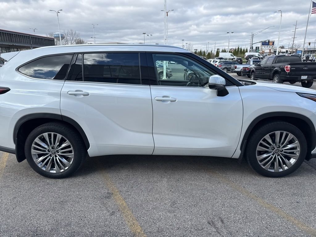 Used 2024 Toyota Highlander Platinum AWD/4WD image 2
