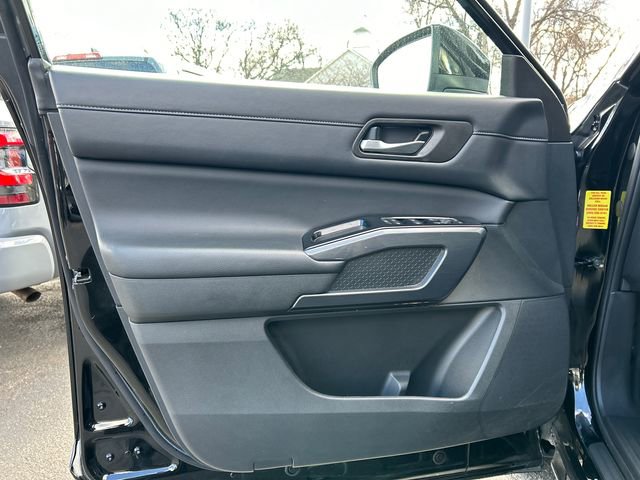 Certified 2023 Nissan Pathfinder SL w/ Black Appearance Package image 9