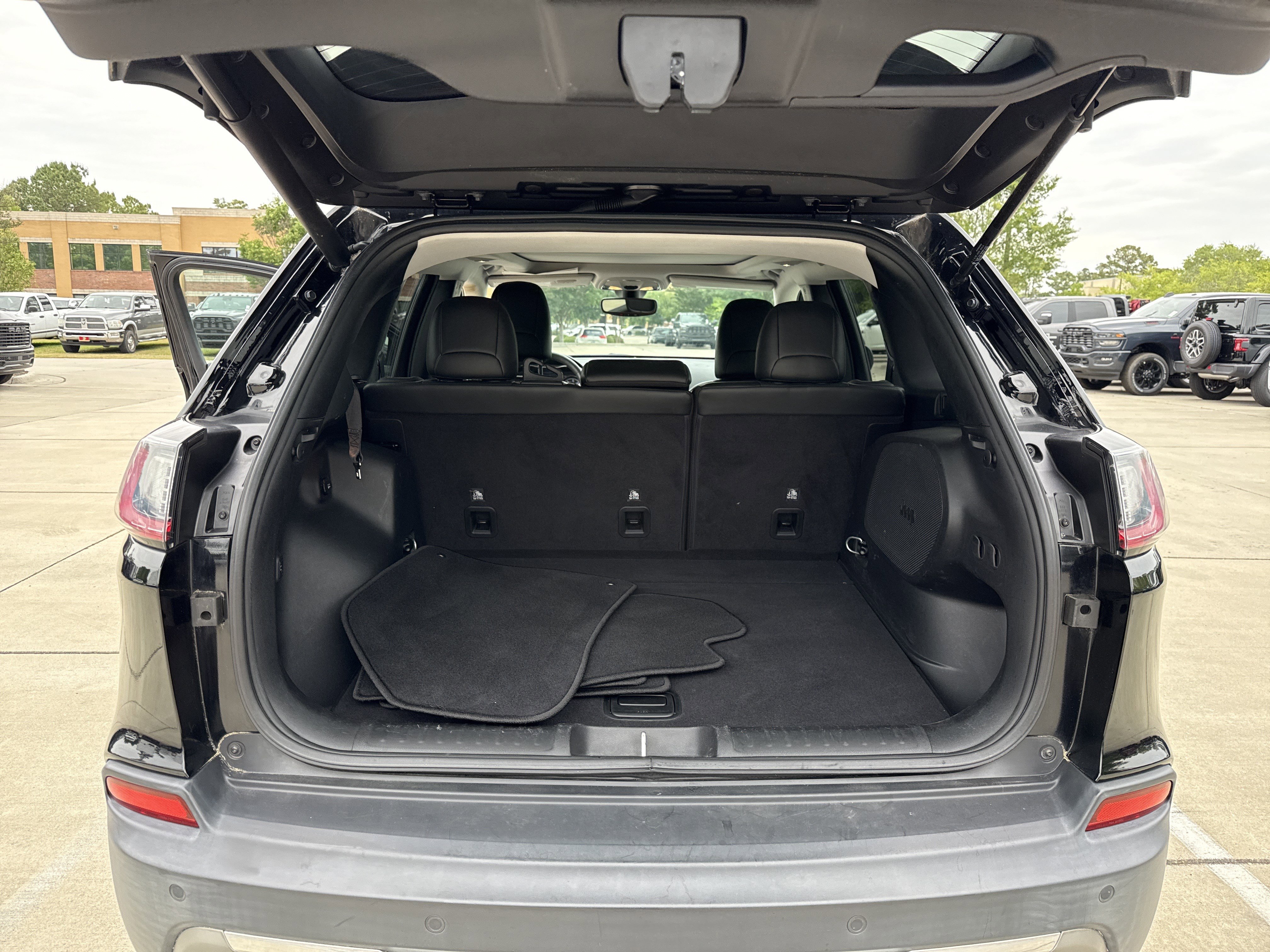 Used 2019 Jeep Cherokee Limited AWD/4WD image 32