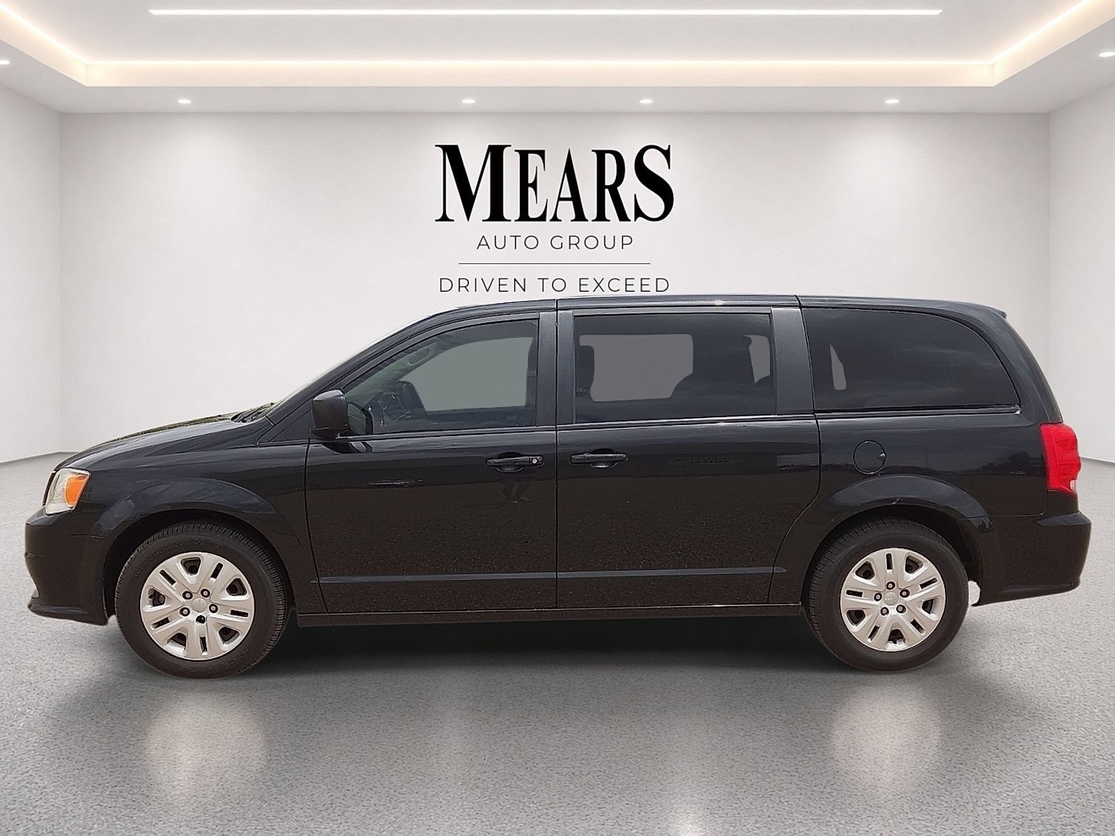 Used 2018 Dodge Grand Caravan SE w/ UConnect Hands-Free Group FWD image 2