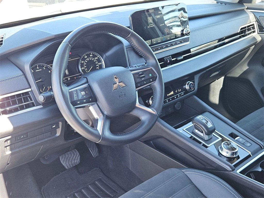 Used 2024 Mitsubishi Outlander SE Black Edition image 14