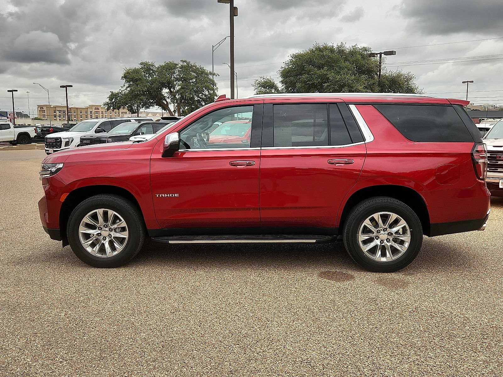 Used 2024 Chevrolet Tahoe Premier RWD image 2