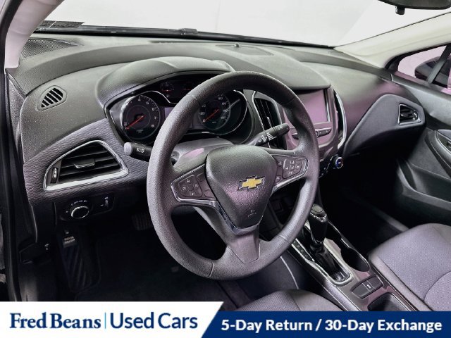 Used 2018 Chevrolet Cruze LT w/ Convenience Package FWD image 14