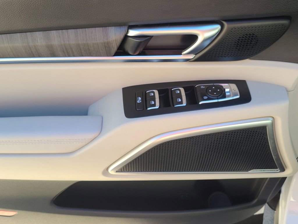 Used 2024 Kia Telluride EX w/ EX Captain's Chair Package image 12