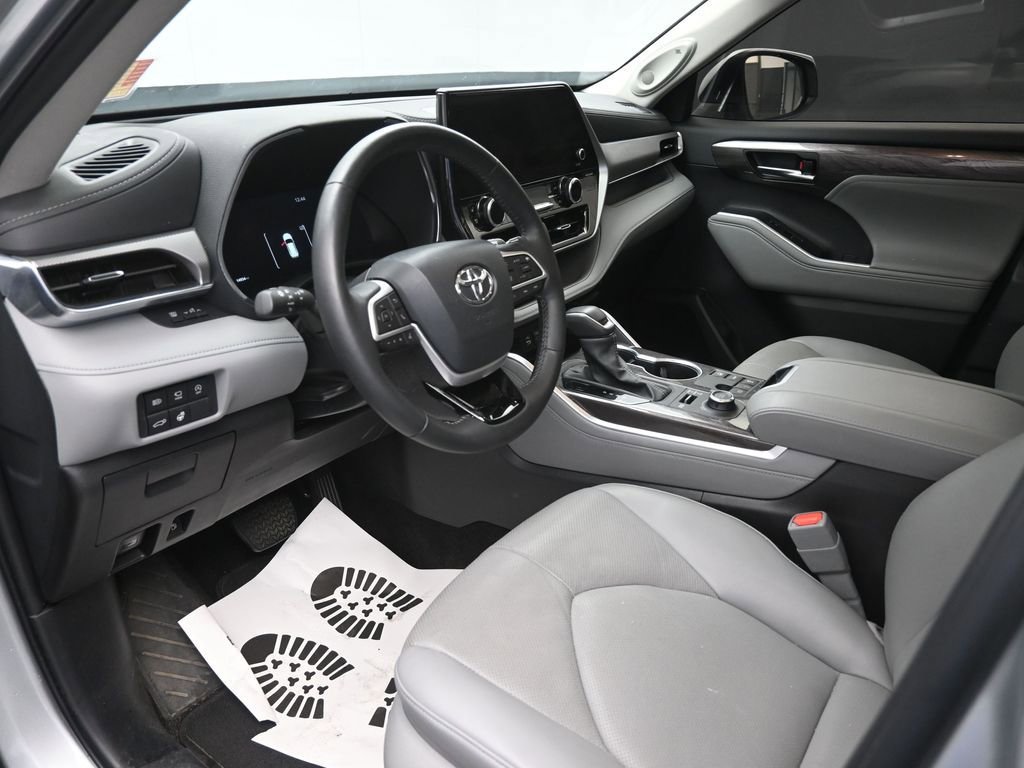 Used 2024 Toyota Highlander Platinum image 19