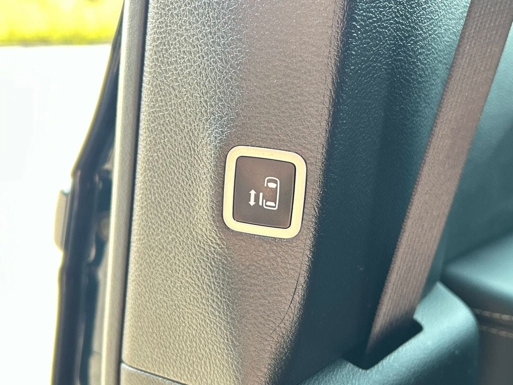 Used 2025 Chrysler Pacifica Limited FWD image 21