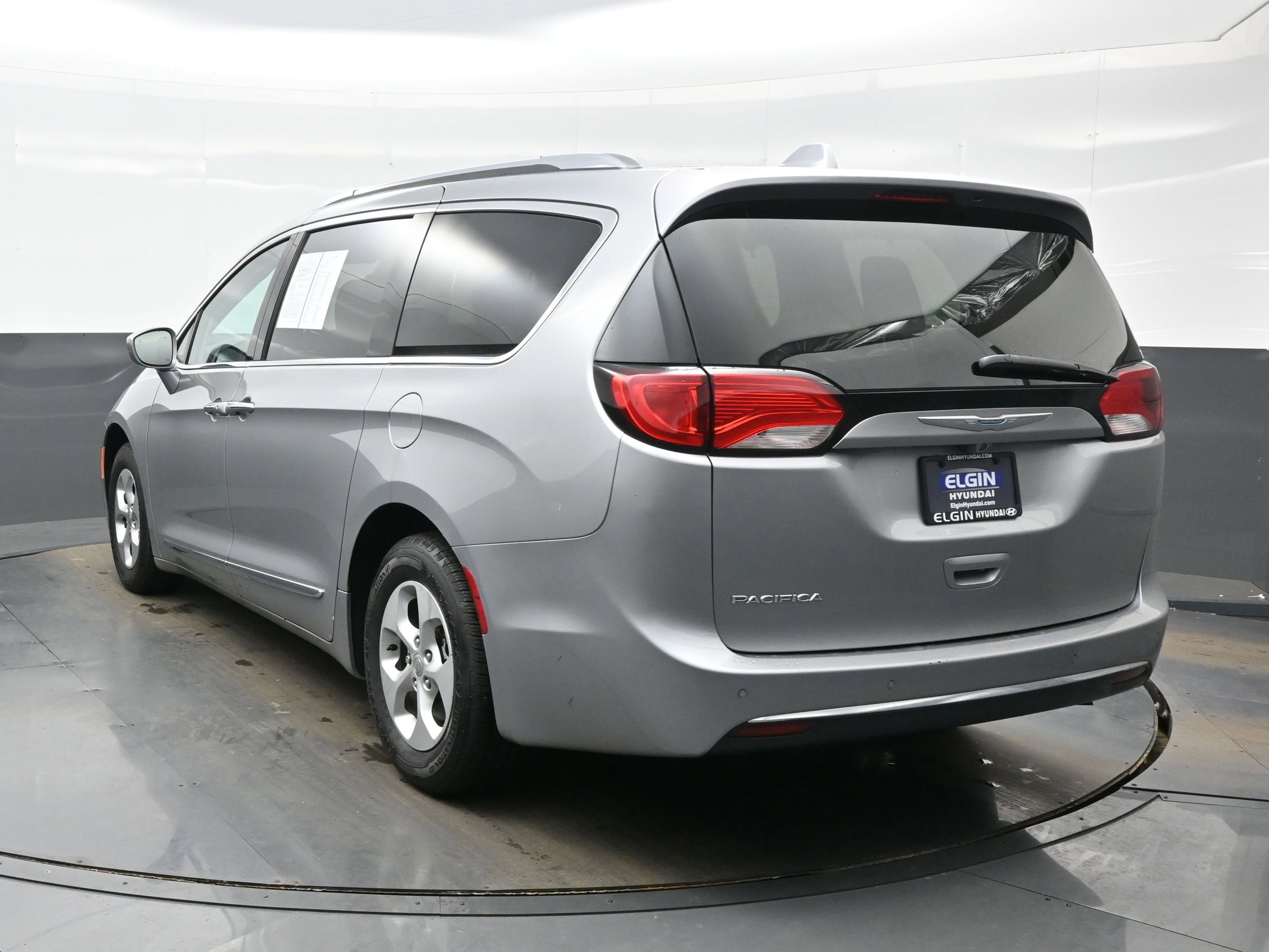 Used 2017 Chrysler Pacifica Touring-L Plus image 4