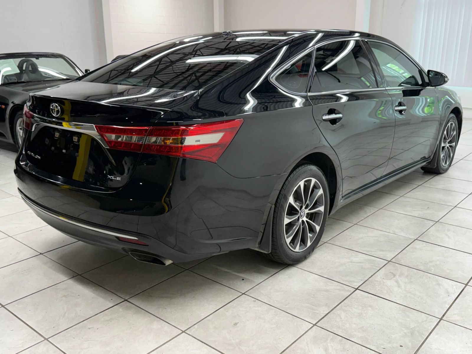 Used 2018 Toyota Avalon XLE Premium FWD image 9