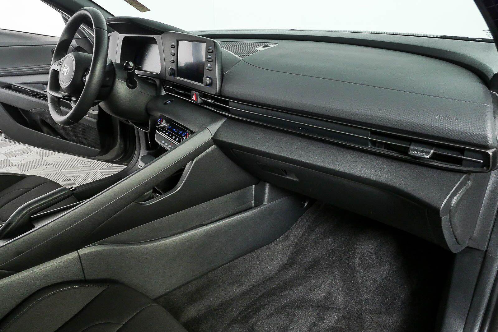 Certified 2025 Hyundai Elantra Sport FWD image 21